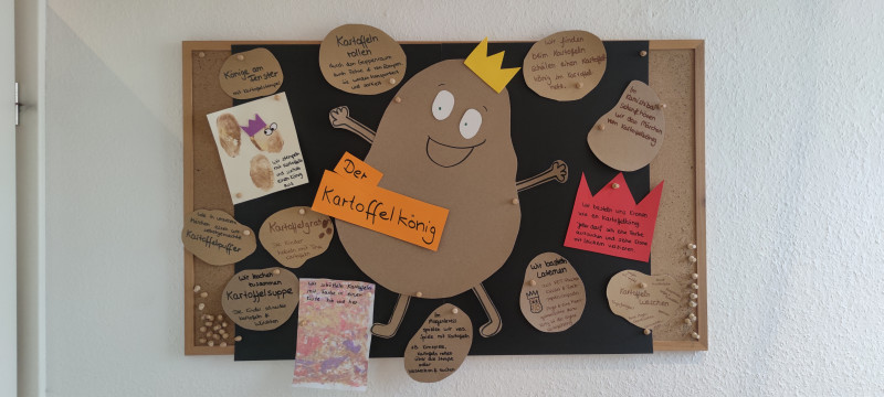 Infowand im Eingangsbereich
