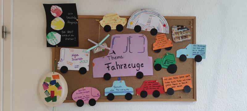 Infowand im Eingangsbereich